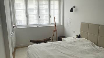 1 dormitorio, tabla de planchar con plancha, ropa de cama
