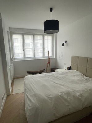 Iron/ironing board, bed sheets - Vrbo Property (Paris)