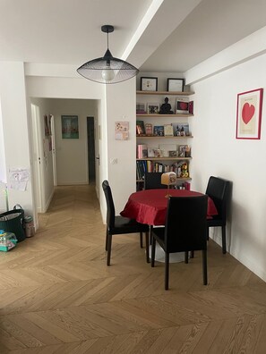 Dining - Vrbo Property (Paris)