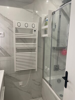 Jetted bath, hair dryer, towels, soap - Vrbo Property (Paris)