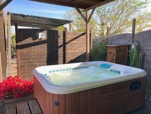 Outdoor spa tub - Charming wooden house near lake - 9 guests (Biscarrosse)