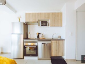 Frigorífico, microondas, horno y placa de cocina