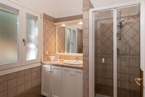 Shower, hair dryer, bidet, towels - Casa Matilde con Patio by Wonderful Italy (Olbia)