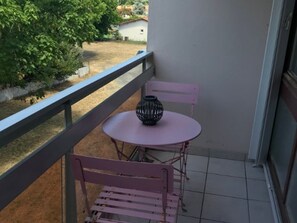 Outdoor dining - Charming apartment in Biscarrosse city center (Biscarrosse)