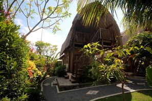 Basic Studio, Balcony, Courtyard View | Exterior - Rambo Homestay (Bali)