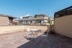 Outdoor dining - Spacious and bright 61 square meters apartment, perfect for two people, located on the fifth and top floor of a building with an elevator (NOT accessible to disabled guests).The property is located very close to Rome Tiburtina Station (400 meters), makin (Rome)