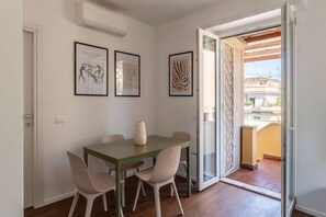 Dining - Spacious and bright 61 square meters apartment, perfect for two people, located on the fifth and top floor of a building with an elevator (NOT accessible to disabled guests).The property is located very close to Rome Tiburtina Station (400 meters), makin (Rome)