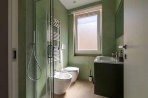Shower, bidet, towels - Spacious and bright 61 square meters apartment, perfect for two people, located on the fifth and top floor of a building with an elevator (NOT accessible to disabled guests).The property is located very close to Rome Tiburtina Station (400 meters), makin (Rome)