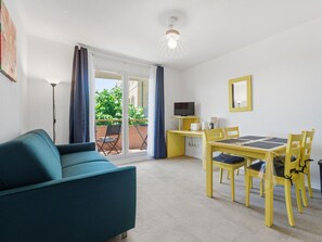 TV - Bright flat for 4 people, right next to the shops (Grasse)