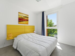 Room - Bright flat for 4 people, right next to the shops (Grasse)
