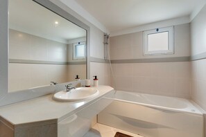 Comfort Apartment, City View | Bathroom - Sun Flower Apartment (Santa Cruz)
