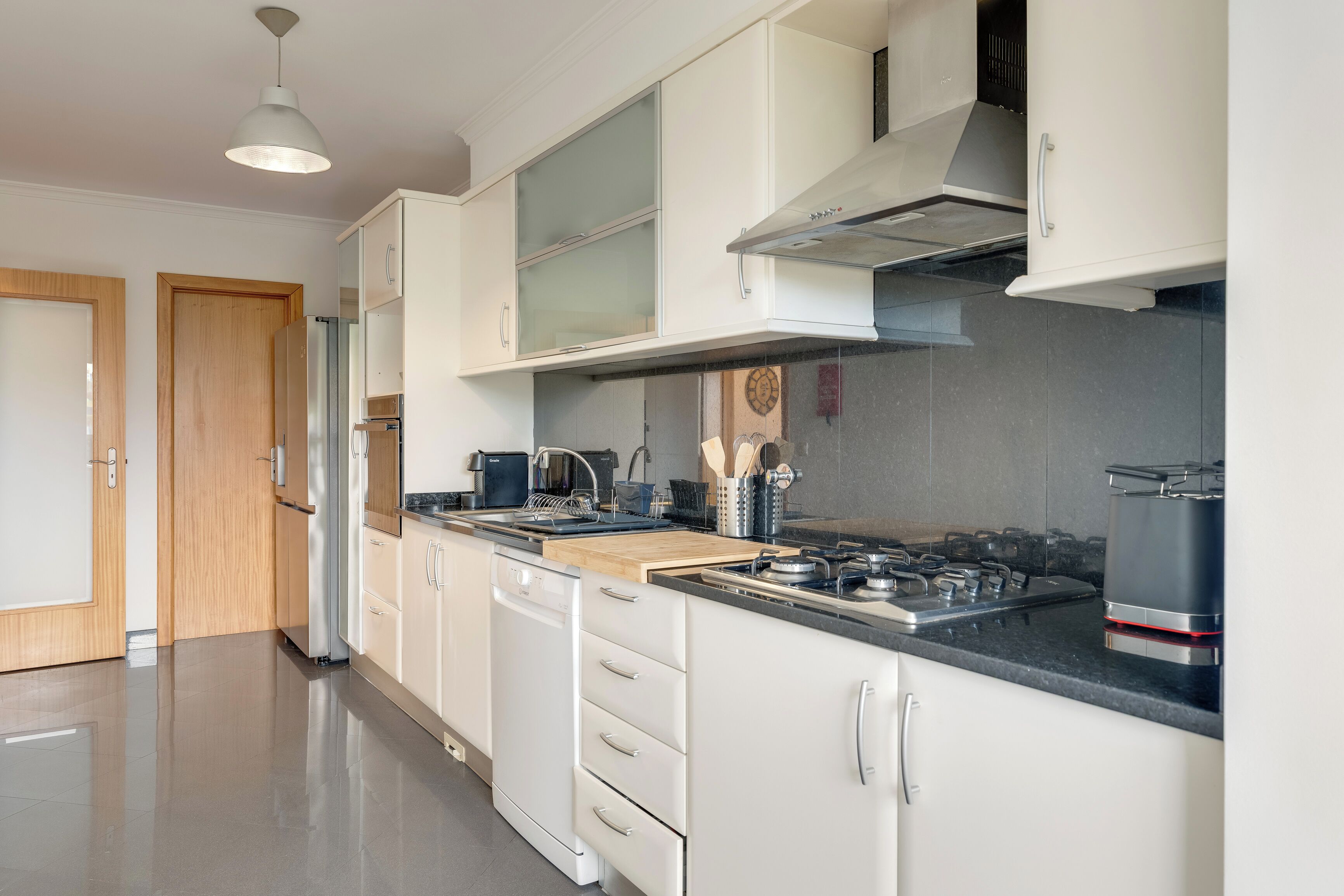 Comfort appartement, uitzicht op stad | Privékeuken | Een koelkast, een magnetron, een oven, een kookplaat