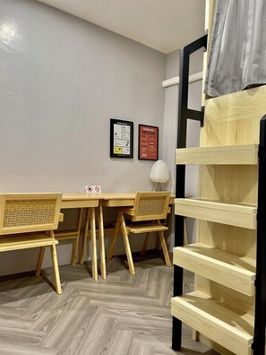 Bureau, espace de travail pour ordinateurs portables