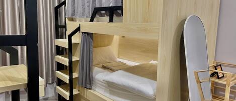 Dormitorio compartido, no fumadores, baño compartido | Escritorio, espacio para trabajar con un portátil, wifi gratis
