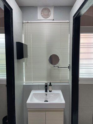 Dormitorio compartido, solo para mujeres, para no fumadores, baño compartido | Baño | Toallas, jabón, shampoo, papel de baño 