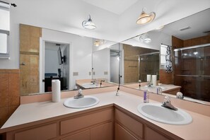 Hair dryer, towels, soap, shampoo - Quiet Lakeland 3BR Retreat Near Lakes & Parks (Lakeland)