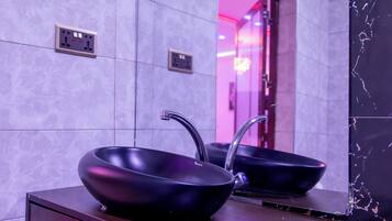 Vòi sen/bồn tắm kết hợp, khăn tắm, xà phòng, dầu gội