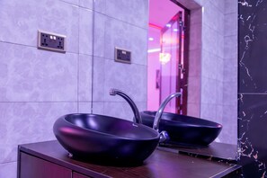 Vòi sen/bồn tắm kết hợp, khăn tắm, xà phòng, dầu gội 