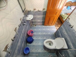 Phòng Deluxe, quang cảnh núi | Phòng tắm | Buồng tắm vòi sen, đồ dùng nhà tắm miễn phí, khăn tắm, xà phòng 