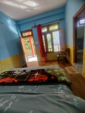 Deluxe Room | Free WiFi - Suraj Guest House And Cafe (Tosh)