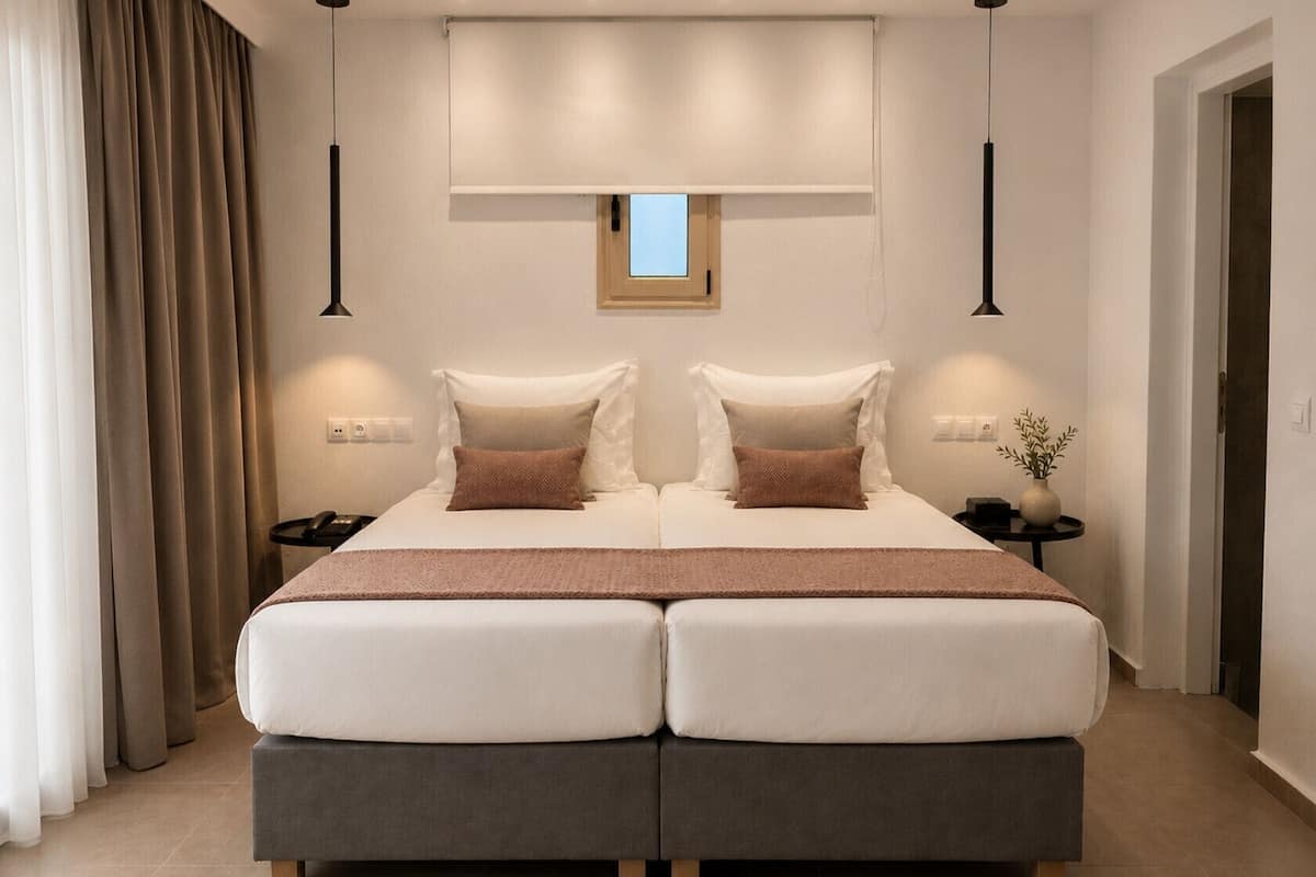 Habitación Confort con 1 cama matrimonial o 2 individuales, balcón, vista parcial al mar | Artículos del minibar gratis y caja de seguridad en la habitación