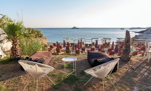 On the beach, white sand, free beach cabanas, sun loungers - Domotel Kea (Kea)