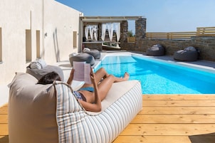 Una piscina al aire libre de temporada