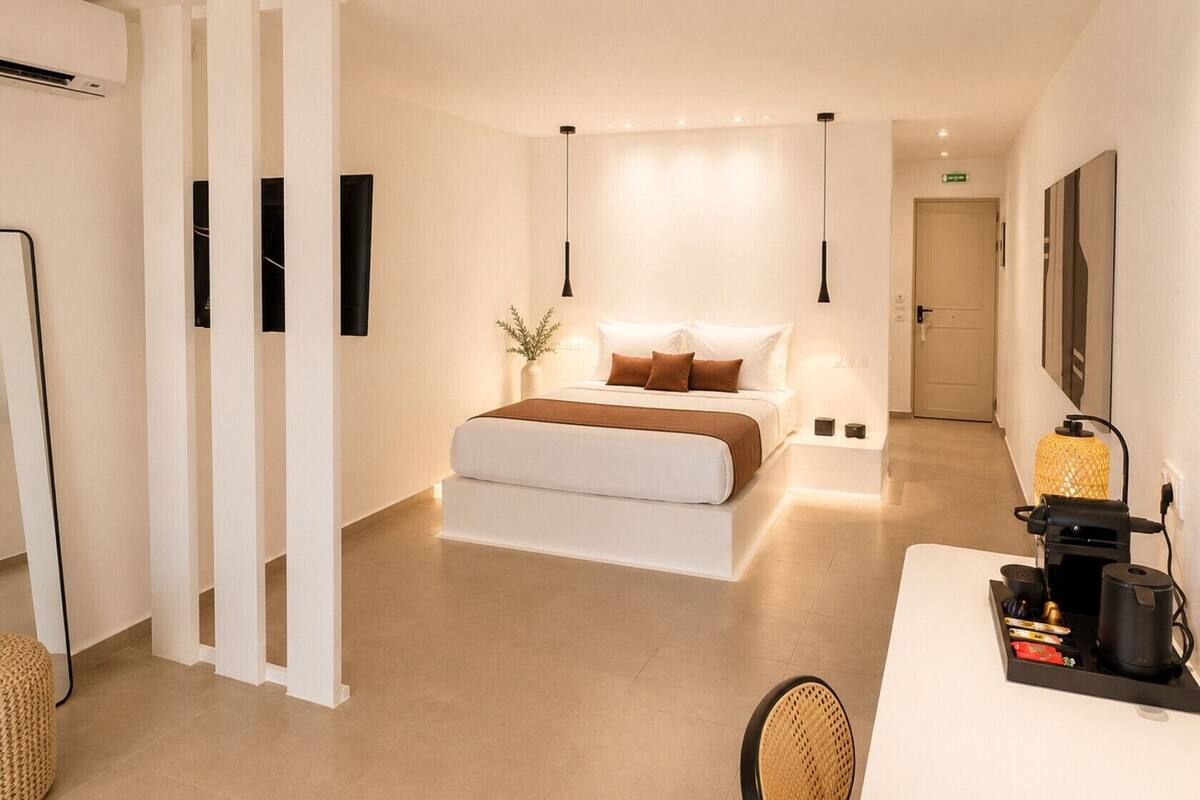 Habitación cuádruple superior, balcón, vista parcial al mar | Artículos del minibar gratis y caja de seguridad en la habitación