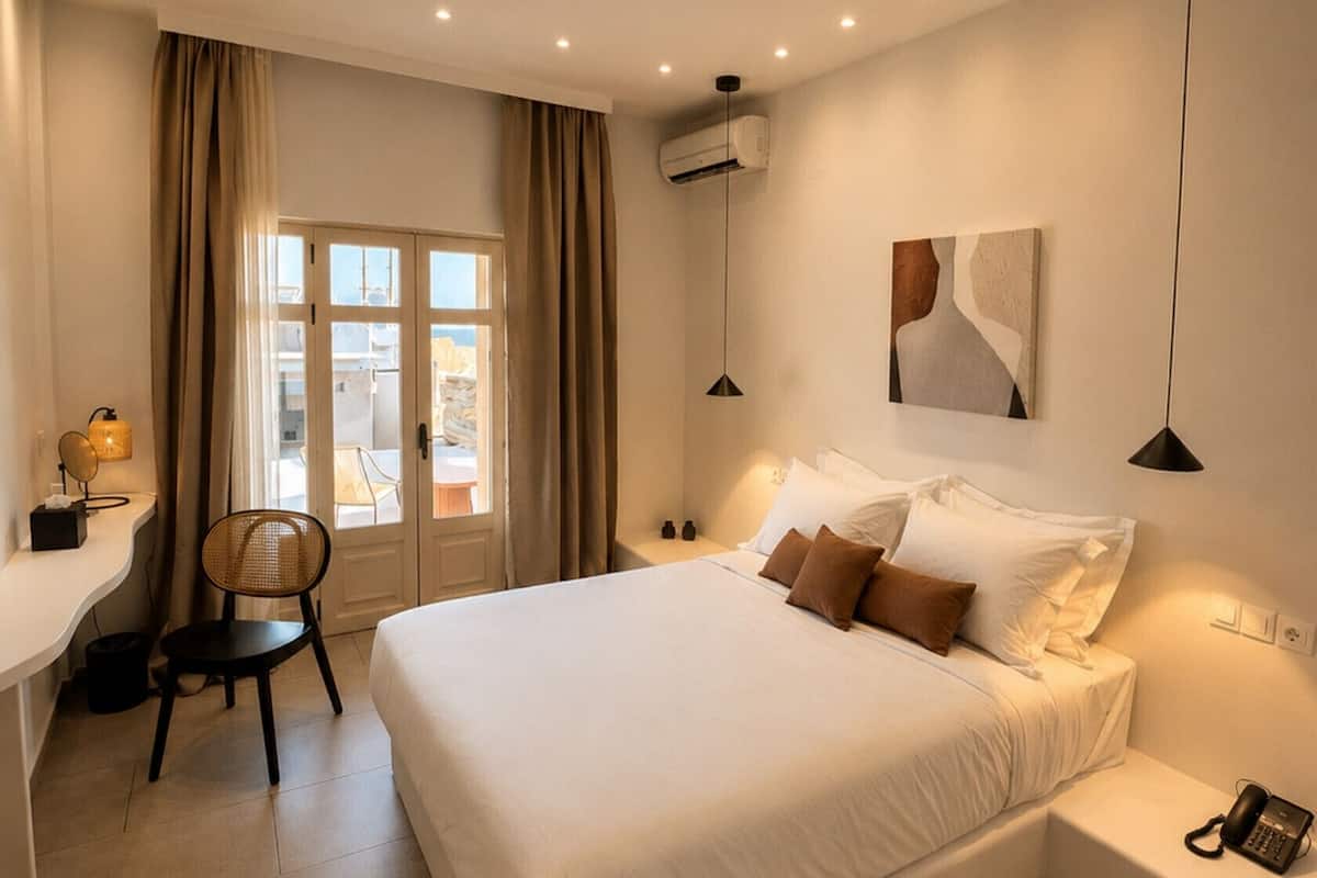 Habitación estándar con 1 cama matrimonial o 2 individuales, balcón | Artículos del minibar gratis y caja de seguridad en la habitación