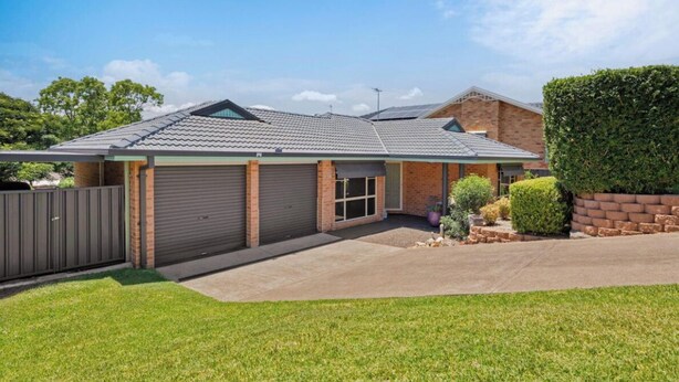 A residential house with a garage, a covered driveway, and a well-maintained lawn. - Modern 4BR Muswellbrook Stay (Muswellbrook)