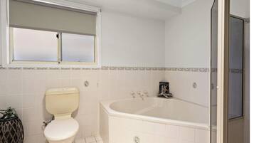 Classic House, Multiple Beds, Kitchen | Bathroom
