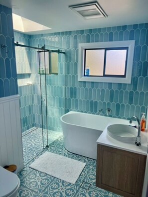 Shower, hair dryer, towels, soap - Picturesque Beachfront Retreat with 5 Bedrooms! (The Entrance North)
