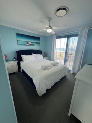 5 bedrooms, iron/ironing board, WiFi, bed sheets - Picturesque Beachfront Retreat with 5 Bedrooms! (The Entrance North)
