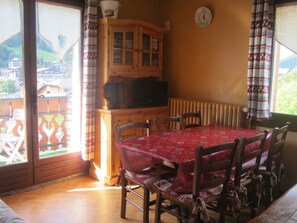 Dining - Apartment 'Appartement 5 Personnes' with Mountain View, Balcony and Wi-Fi (Les Gets)