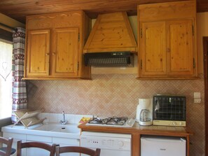 Fridge, microwave, oven, stovetop - Apartment 'Appartement 5 Personnes' with Mountain View, Balcony and Wi-Fi (Les Gets)