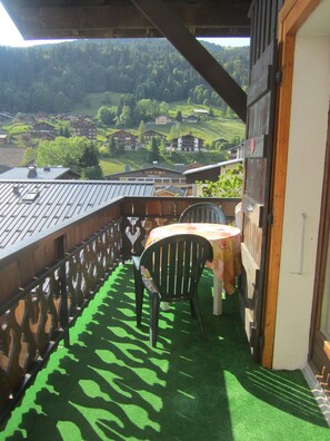 Outdoor dining - Apartment 'Appartement 5 Personnes' with Mountain View, Balcony and Wi-Fi (Les Gets)