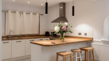 Deluxe Studio, Garden View | Private kitchen