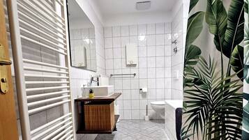 Comfort-Apartment, Stadtblick | Badezimmer
