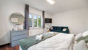 Family Apartment, Mountain View | Blackout drapes, free WiFi