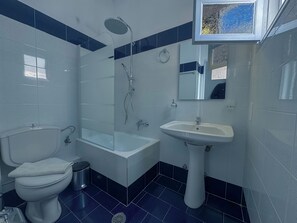 Kahden hengen huone, parveke, vuoristonäköala | Kylpyhuone | Ilmaiset hygieniatuotteet, hiustenkuivaaja, pyyhkeet, saippua