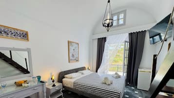 Superior-Dreibettzimmer, Balkon, Blick auf den Innenhof | Zimmersafe, Verdunkelungsvorhänge, Bügeleisen/Bügelbrett