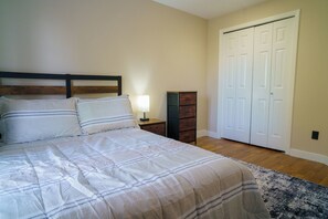 3 slaapkamers, een strijkplank/strijkijzer, gratis wifi, beddengoed