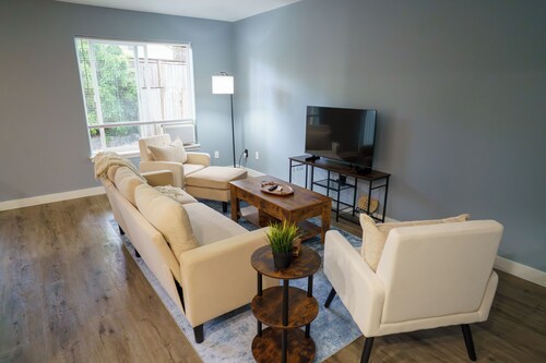 Downtown Tigard 3BR + 2.5 BA Family Getaway