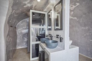 Bed in 8-Bed Male Dormitory Room | Bagno