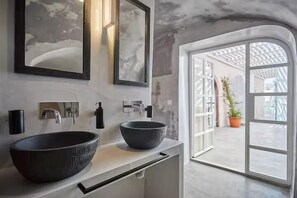 Bed in 8-Bed Male Dormitory Room | Baño