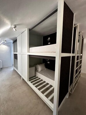 Bed in 8-Bed Dormitory Room - Women Only | WiFi (無料)