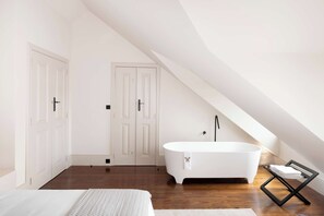 Cuna de viaje, wifi, ropa de cama