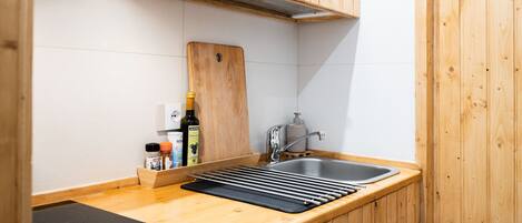 Wasserkocher mit Kaffee-/Teezubehör, Kühlschrank, Wasserkocher