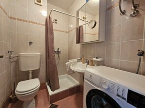 Douche, serviettes fournies, savon, papier toilette
