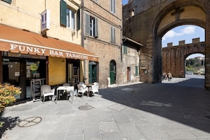 A street with a bar named 'Funky Bar Tabacci' and outdoor seating. - Elegant, fully renovated studio apartment sleeping up to 5 people, located in a period building just steps from Porta Ovile, one of the main entrances to the medieval heart of Siena. The area is well-served by all kinds of shops, and Piazza del Campo is  (Siena)